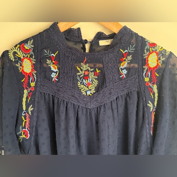 Anthropologie Free Generation Embroidered Floral Short Flutter Sleeve Med. Boho - Picture 3 of 12